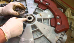 Lubricating the bearings of a washing machine