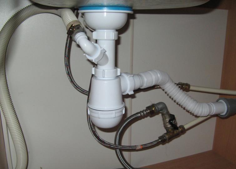 Connecting a washing machine to the sewer system via a siphon