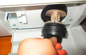 Unscrew the drain filter counterclockwise