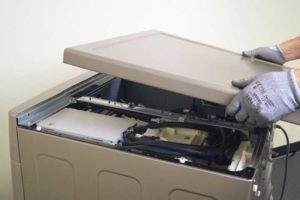 Eemaldage pesumasina ülemine kate