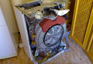 Достъпът до помпата на пералнята е отдолу