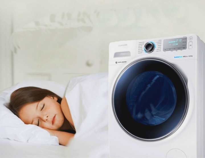Машината пере. Детето си почива.
