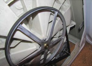 The shaft or pulley is deformed