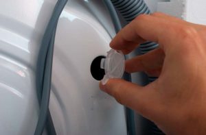 We insert plugs into the place where the transport bolts were