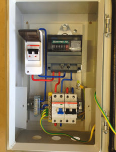 Заземяване на проводниците на панела