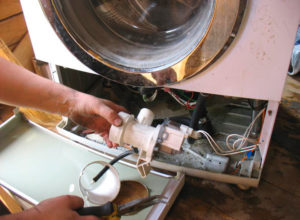 Location of the drain at the front of the washing machine