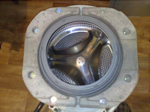 We remove the tank from the washing machine.