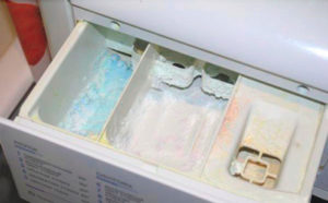 The powder tray must be washed thoroughly.