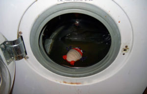 Водата не се оттича от резервоара поради запушен канал