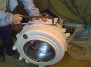 Cutting apart a non-separable washing machine tank