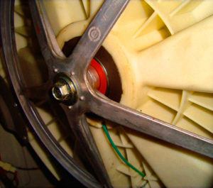 Releasing the washing machine drum pulley