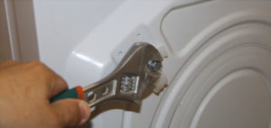 Отворете задния капак на пералнята