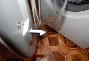 We open the lock through the top cover