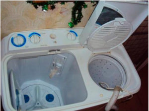 Semi-automatic washing machine with open lid