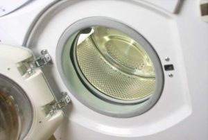 оставете вратата на пералнята отворена, докато изсъхне напълно