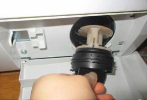 Почистване на филтъра за източване в пералня