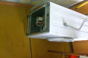 Обърнете пералнята на дясната страна, за да диагностицирате евентуални проблеми.