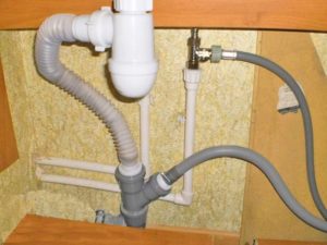 Connecting a freestanding washing machine to the sewer system