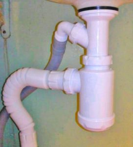 Connecting the washing machine to the sewerage system located next to it