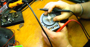 Проверка на помпата на пералнята с мултицет