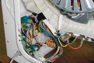 Проводници на гърба на корпуса на резервоара