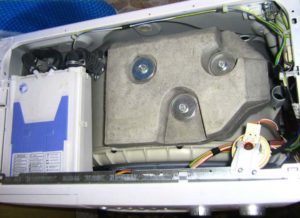 Pesumasina nõrk vastukaal ja ülemised vedrukinnitused