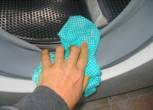 Избърсвайте уплътнителната гума след всяко измиване.