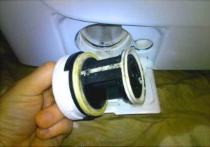 The washing machine filter needs to be cleaned and washed.