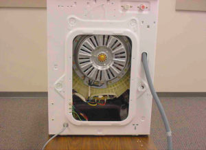 Свалете задния капак, за да стигнете до помпата.