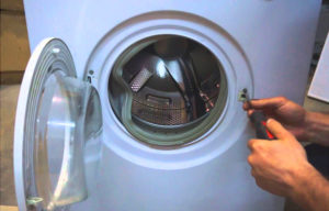 Pesumasina ukseluku eemaldamine