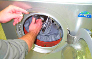 We remove the clamp and cuff of the washing machine