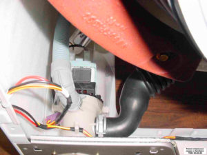 Премахваме всички кабели, които отиват към помпата.