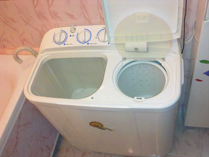 Semi-automatic washing machine with centrifuge