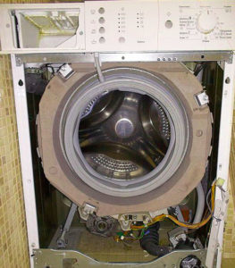 Свалете предния панел, за да получите достъп до дренажната помпа.