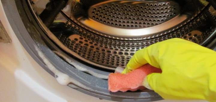 Puhastame autost kummi käsnaga