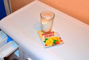Cleaning a washing machine with citric acid