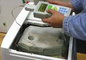 En specialist kontrollerar styrmodulen