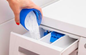 Изсипете прах за пране в отделението за перилен препарат