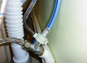 Проверяваме свързването на пералнята към канализацията, водоснабдяването и електрическата мрежа