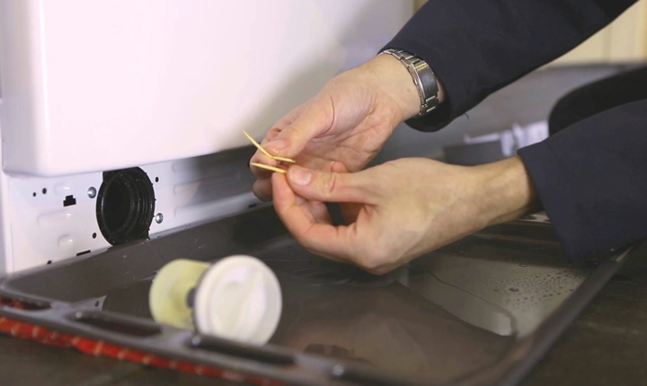 Почистване на филтъра за източване