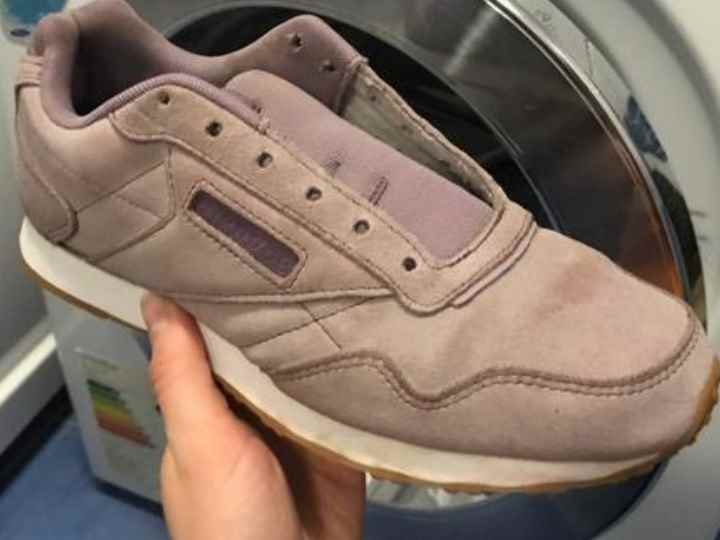 Having completed the shoe preparation stage, we move on to the main thing – the washing itself.