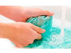 трябва да приготвите топъл сапунен разтвор