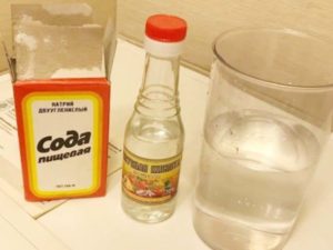 Трето, разтворът с оцет елиминира всякакви силни миризми (пот, урина, цигари, бензин и др.).