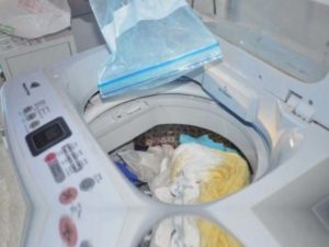 Най-добре е да използвате перилен препарат без цветни гранули. Те могат да оцветят прането ви и да оставят многоцветни петна.