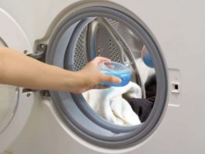 Нужно ви е само много малко количество перилен препарат. Много по-малко, отколкото използвах преди. Около 1 супена лъжица на 1 кг пране.