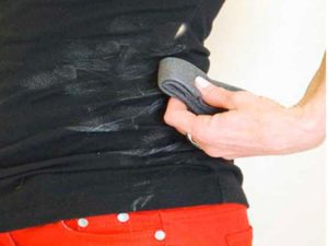 Ако все още не можете да избегнете петна от прах по дрехите си, ето пет съвета как да се отървете от тях.