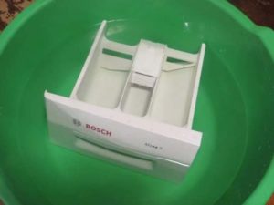 Много по-безопасно е да почистите тавата за прах с водороден прекис.