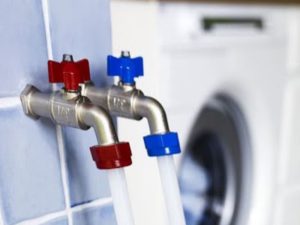 Moodsa pesumasina leiab kahe sisselaskevoolikuga, et pakkuda nii sooja kui ka külma vett.