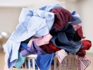 Преди да започнат да перат, много хора сортират дрехите си по цвят.