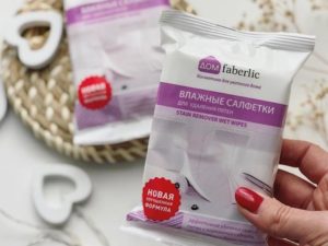 - Кърпичките не оставят следи по тъканите, за разлика от пудрата.